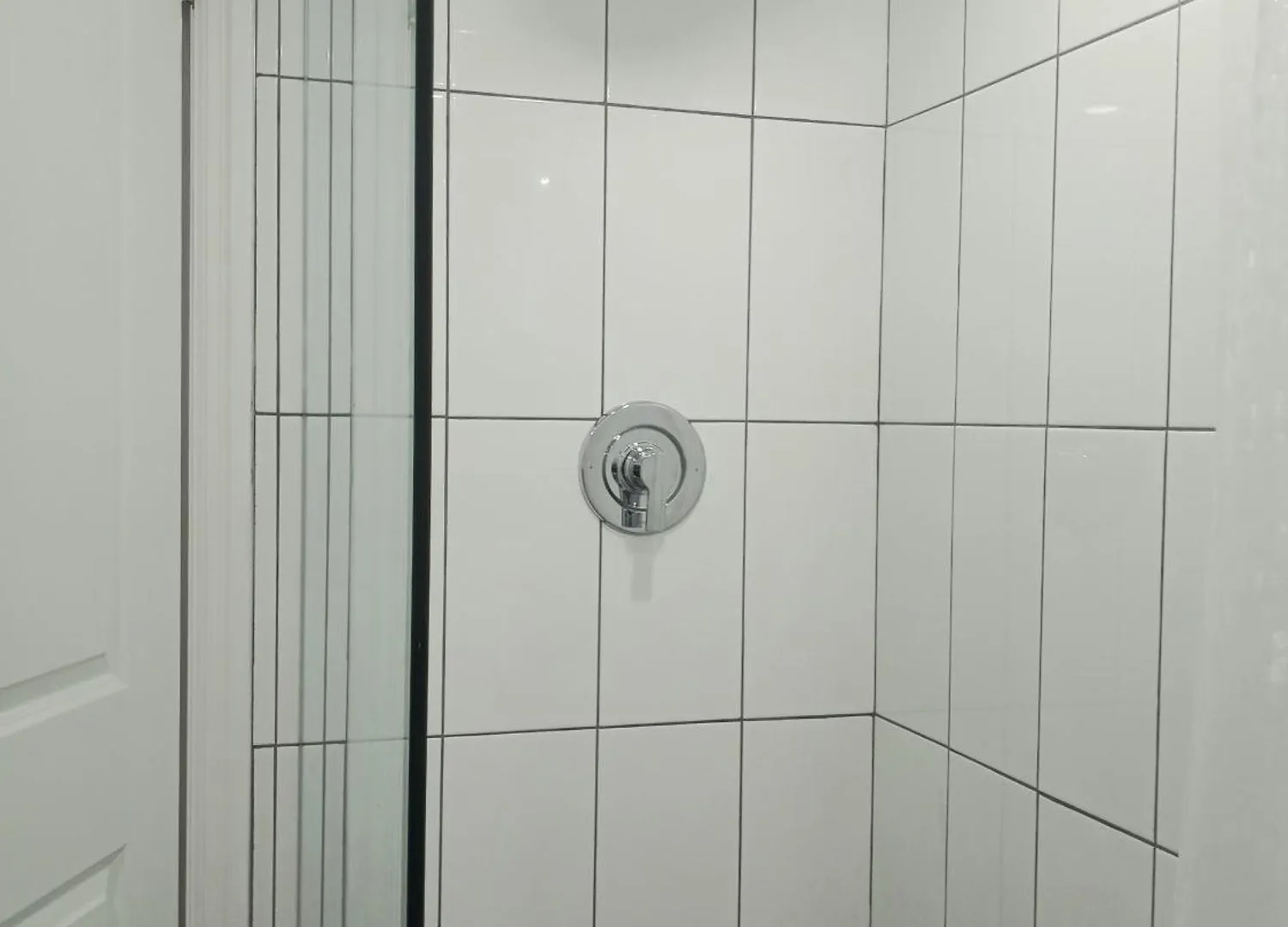 Modern Upper Beach Private Suite トロント ホームステイ