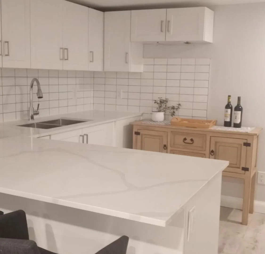 ホームステイ Modern Upper Beach Private Suite トロント カナダ